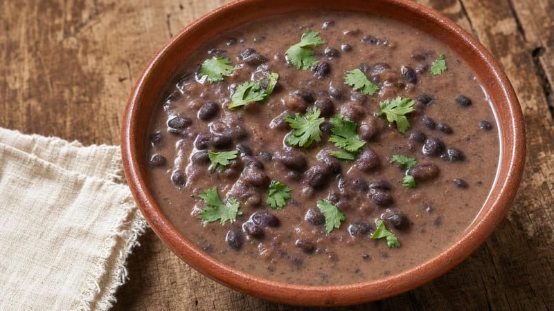 Cazuela de alubias negras guisadas con cilantro