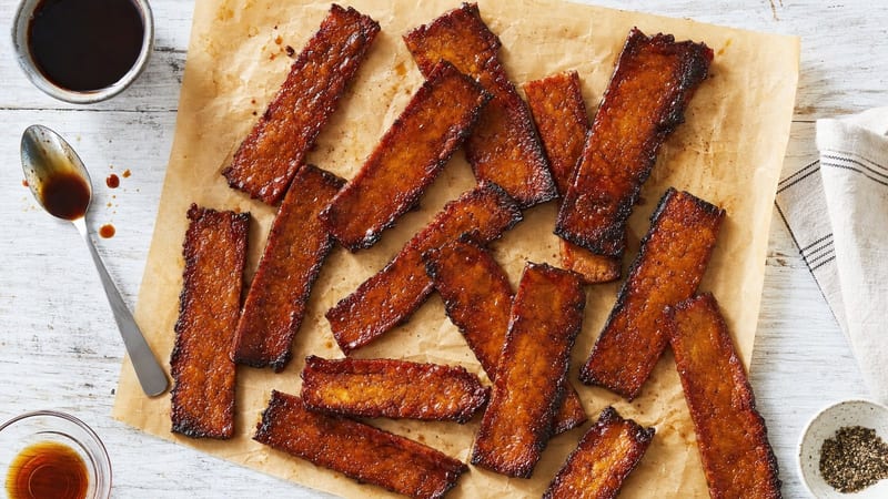 Tiras de bacon vegano de tofu crujiente sobre papel