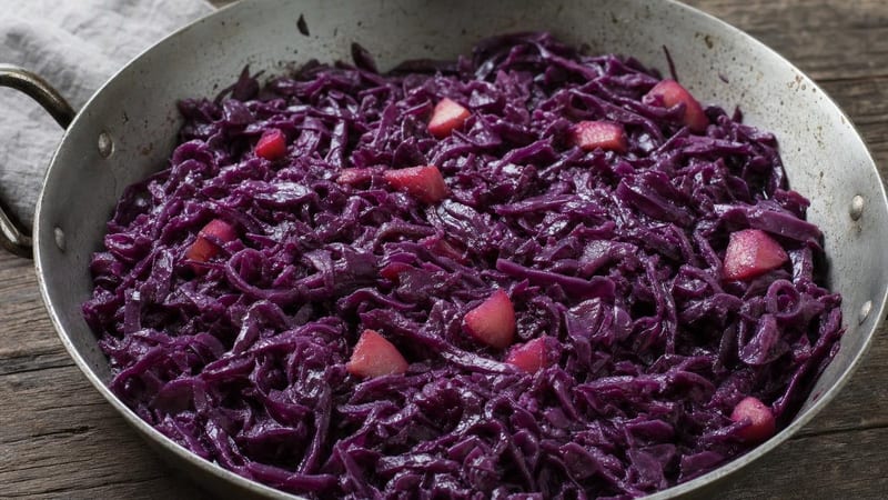 Sartén de col lombarda rehogada de color morado intenso