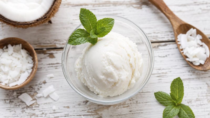 Bola de helado vegano de coco en un cuenco de cristal