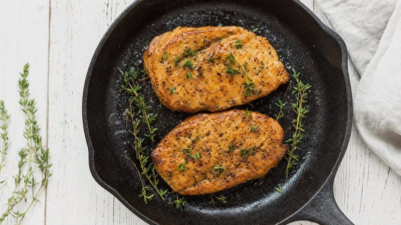 Filetes de pollo vegano de seitán dorados en sartén