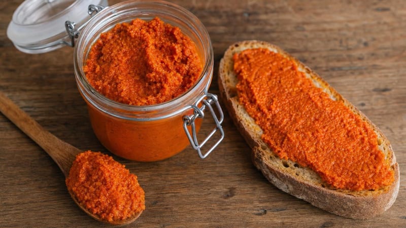 Sobrasada vegana casera en un tarro de cristal untada sobre pan tostado