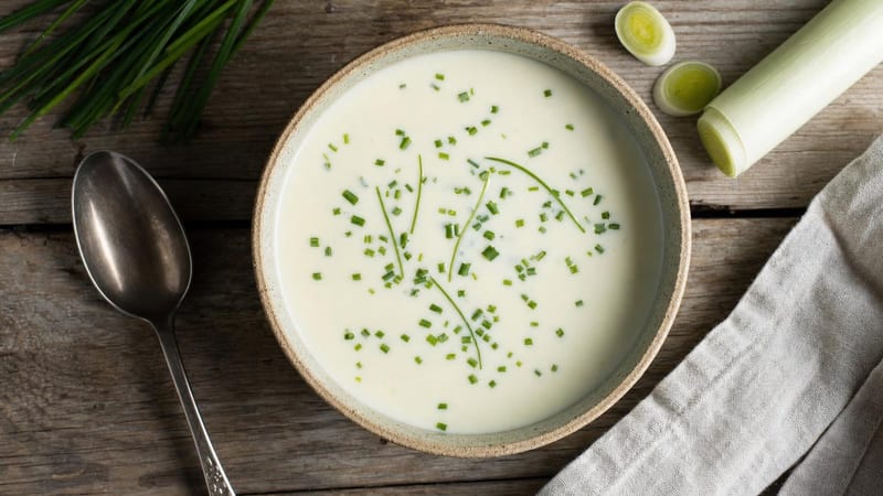 Cuenco de vichyssoise vegana fría con cebollino