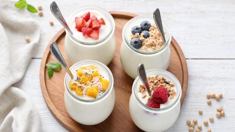 Tarros de yogur vegano casero de soja con cuchara
